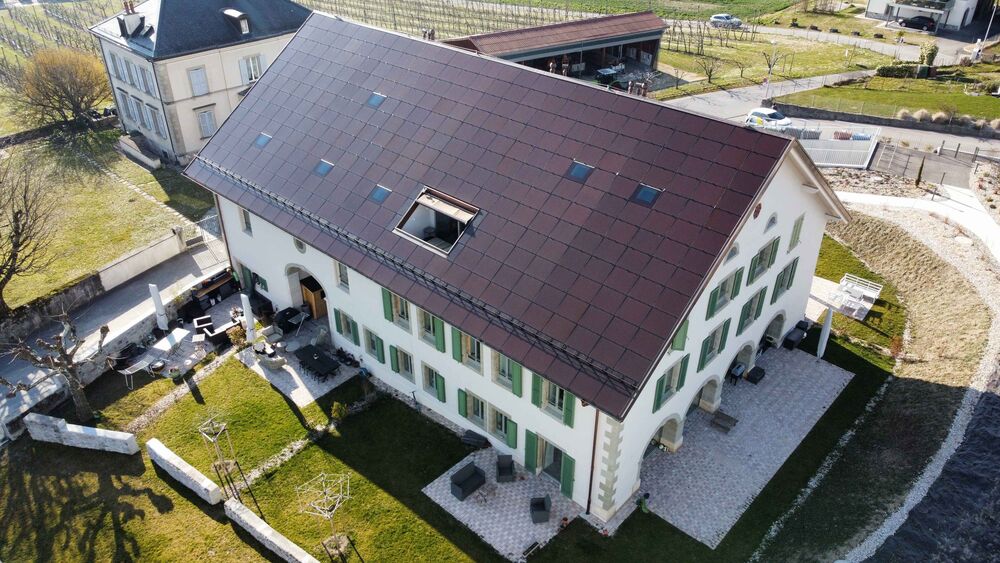 Stockwerkeigentum in Crissier VD mit vorbildlich integrierter PV-Anlage, Leistung 70 kWp. (Foto: Schweizer Solarpreis 2025)